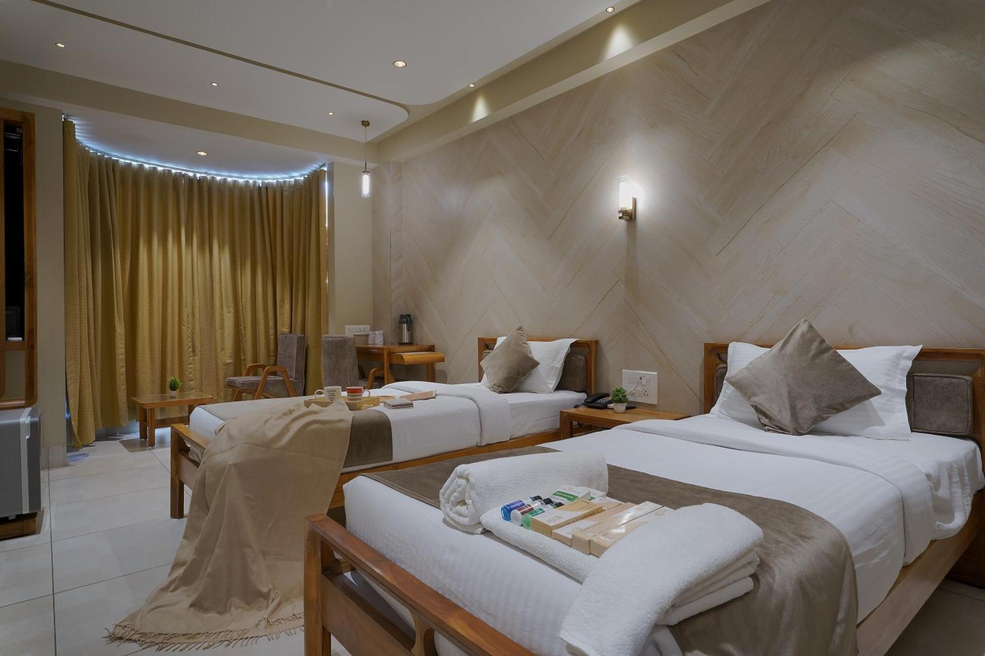 Artilla Inn Ахмедабад Екстериор снимка