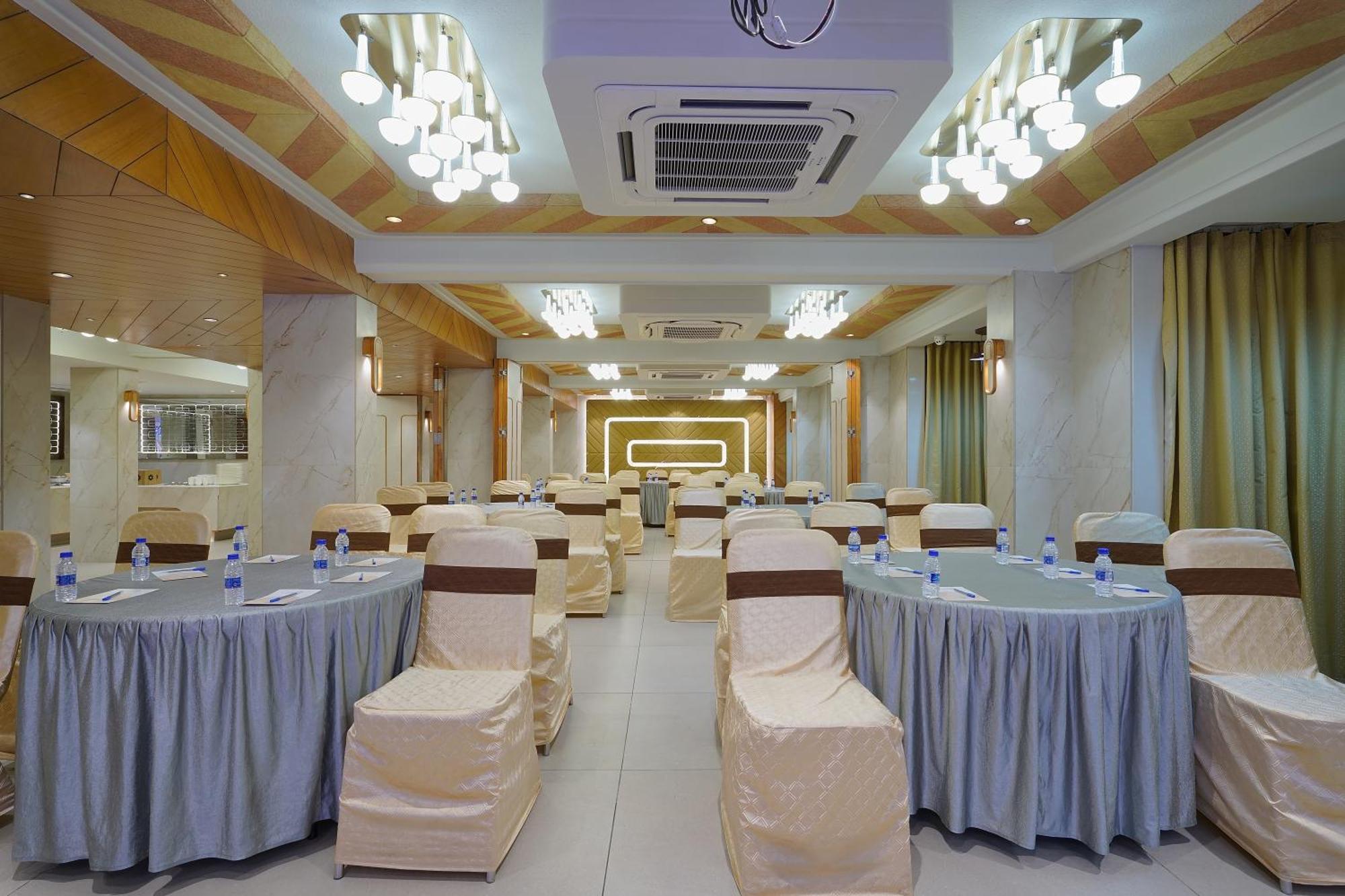 Artilla Inn Ахмедабад Екстериор снимка