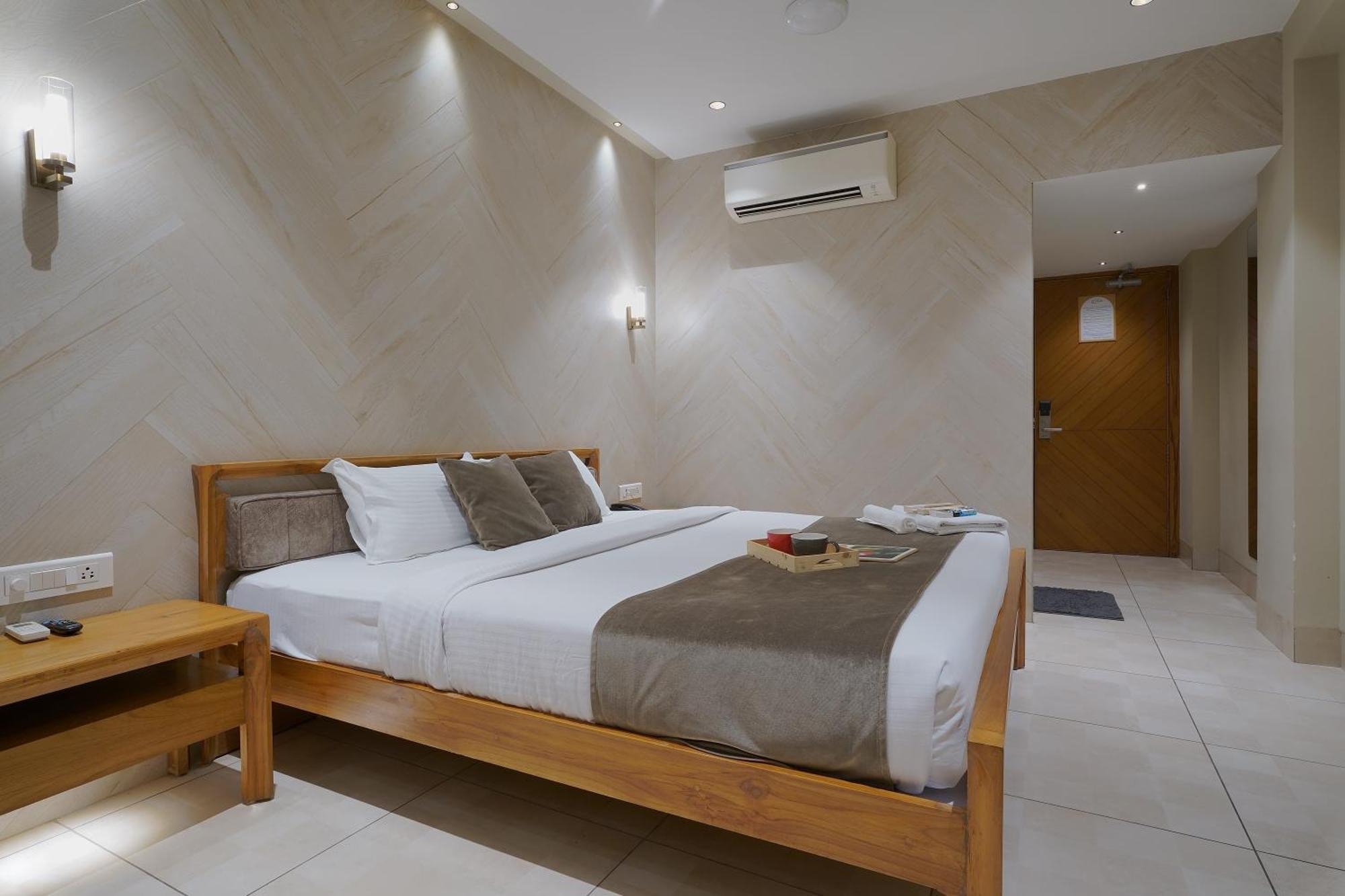 Artilla Inn Ахмедабад Екстериор снимка