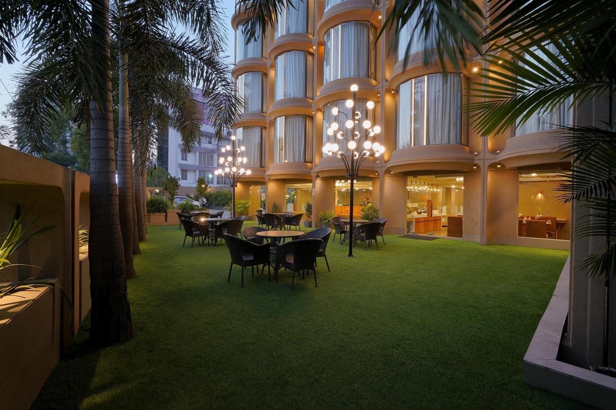 Artilla Inn Ахмедабад Екстериор снимка