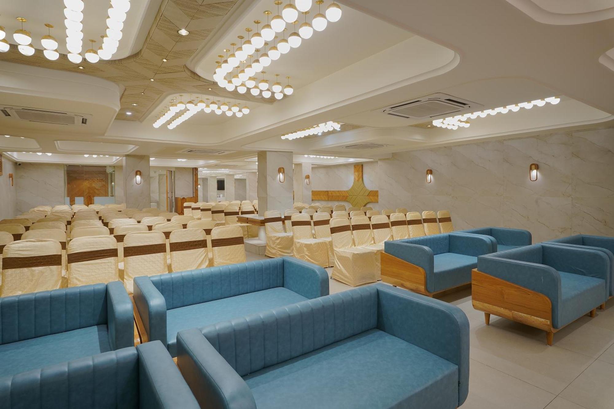 Artilla Inn Ахмедабад Екстериор снимка