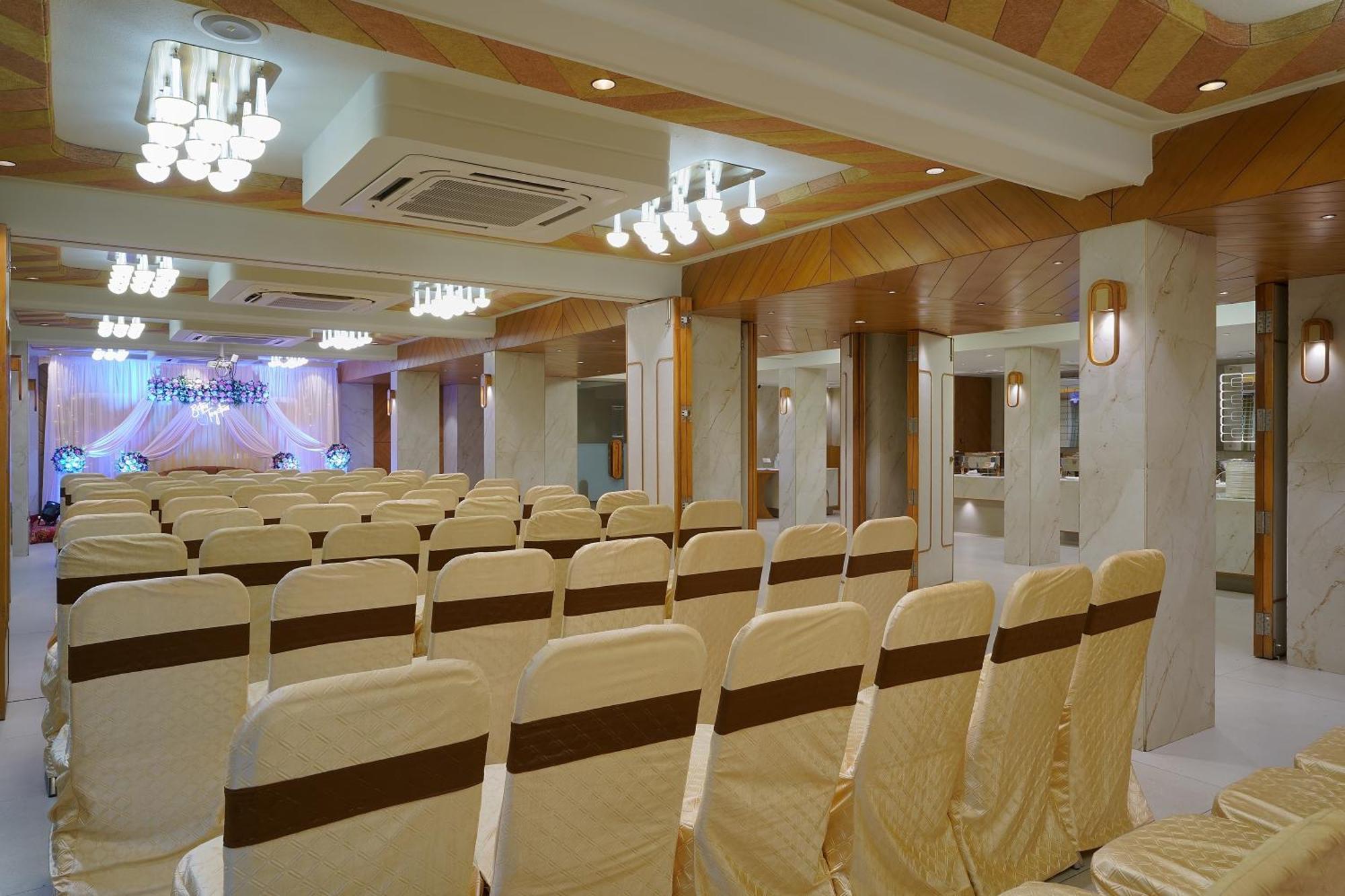 Artilla Inn Ахмедабад Екстериор снимка