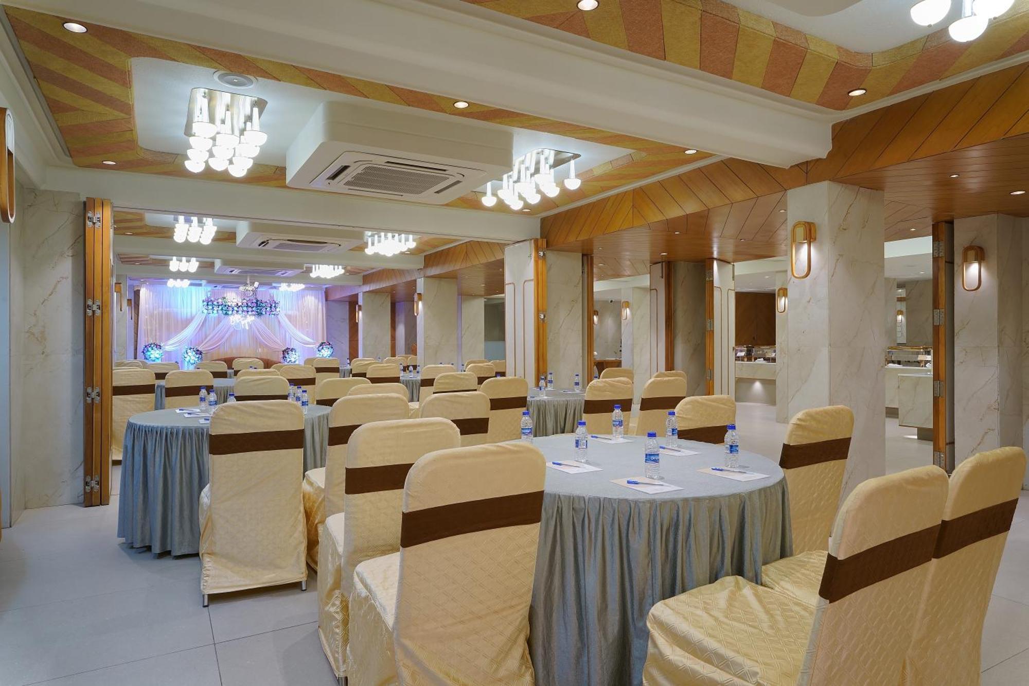 Artilla Inn Ахмедабад Екстериор снимка