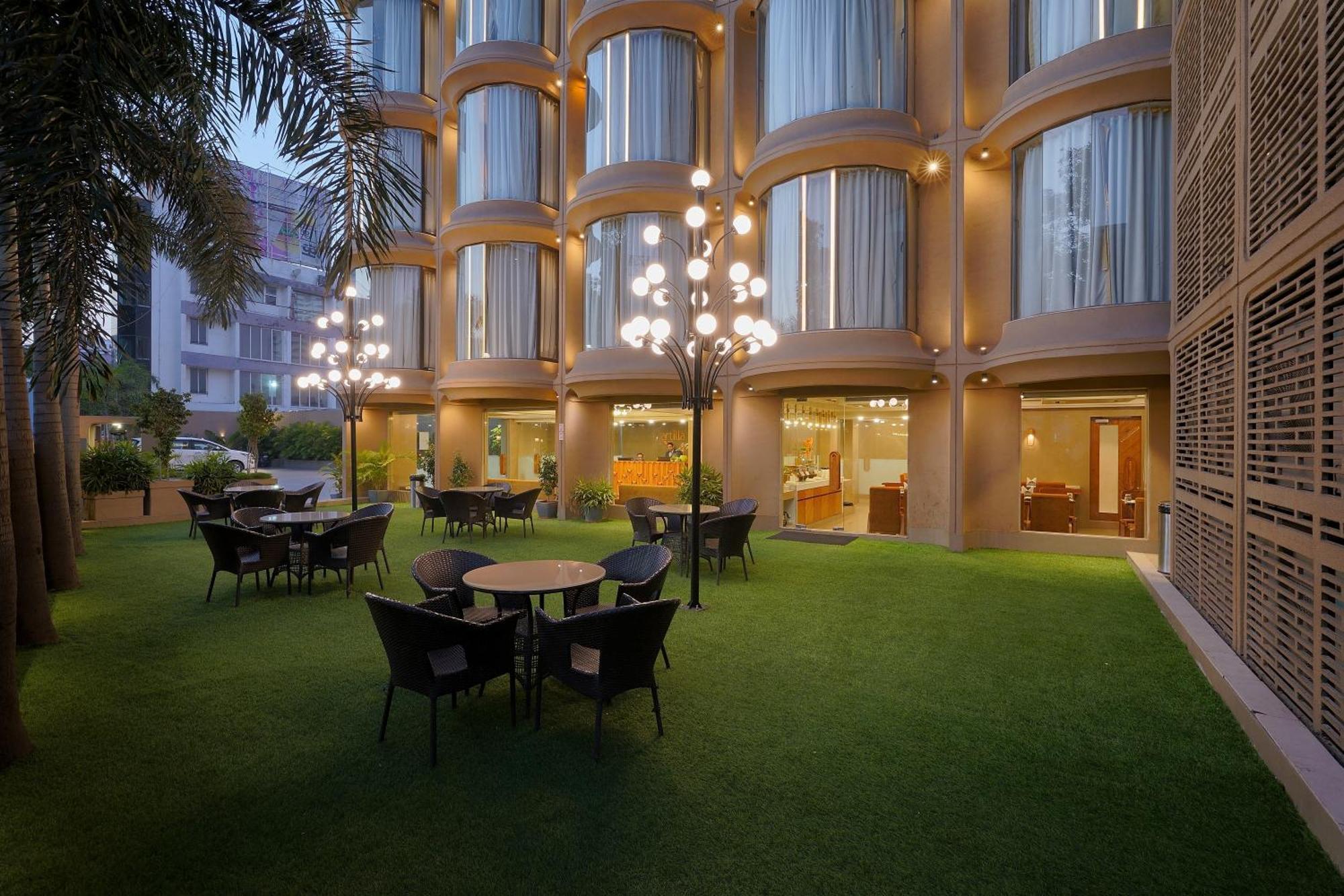 Artilla Inn Ахмедабад Екстериор снимка