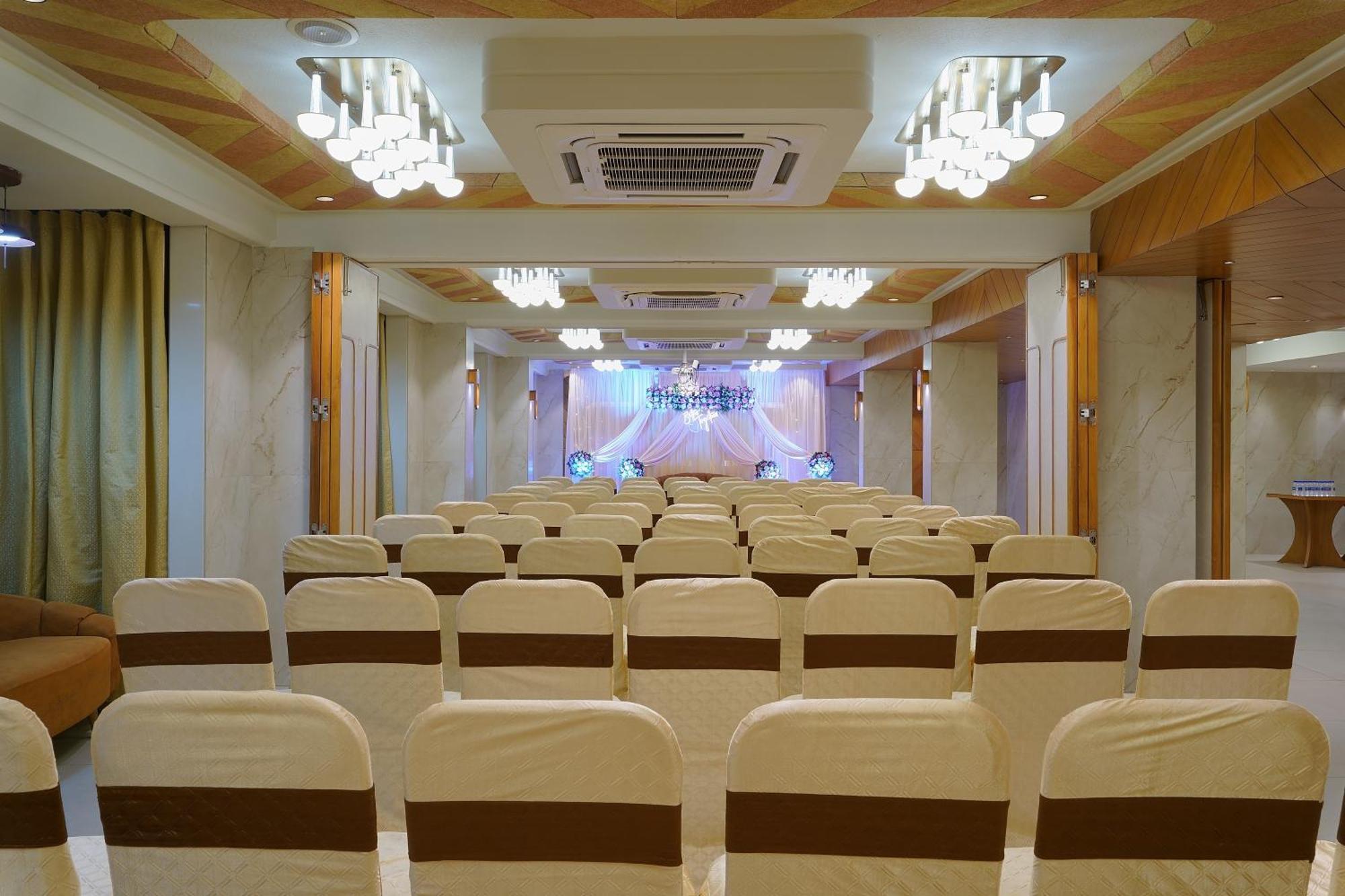 Artilla Inn Ахмедабад Екстериор снимка