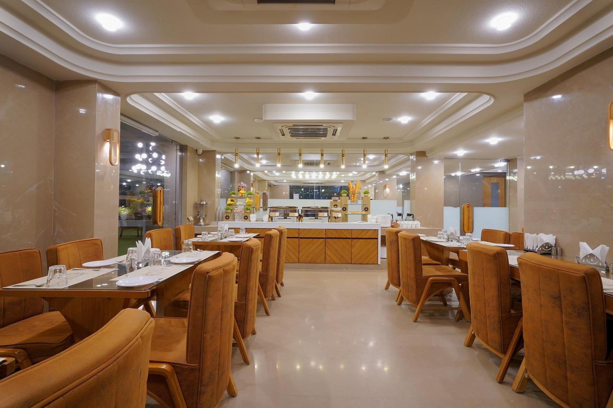 Artilla Inn Ахмедабад Екстериор снимка