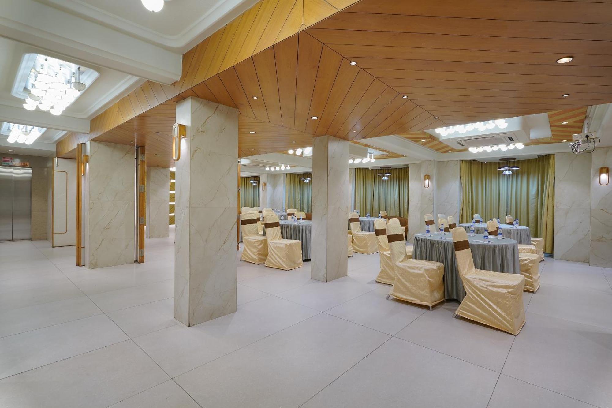 Artilla Inn Ахмедабад Екстериор снимка