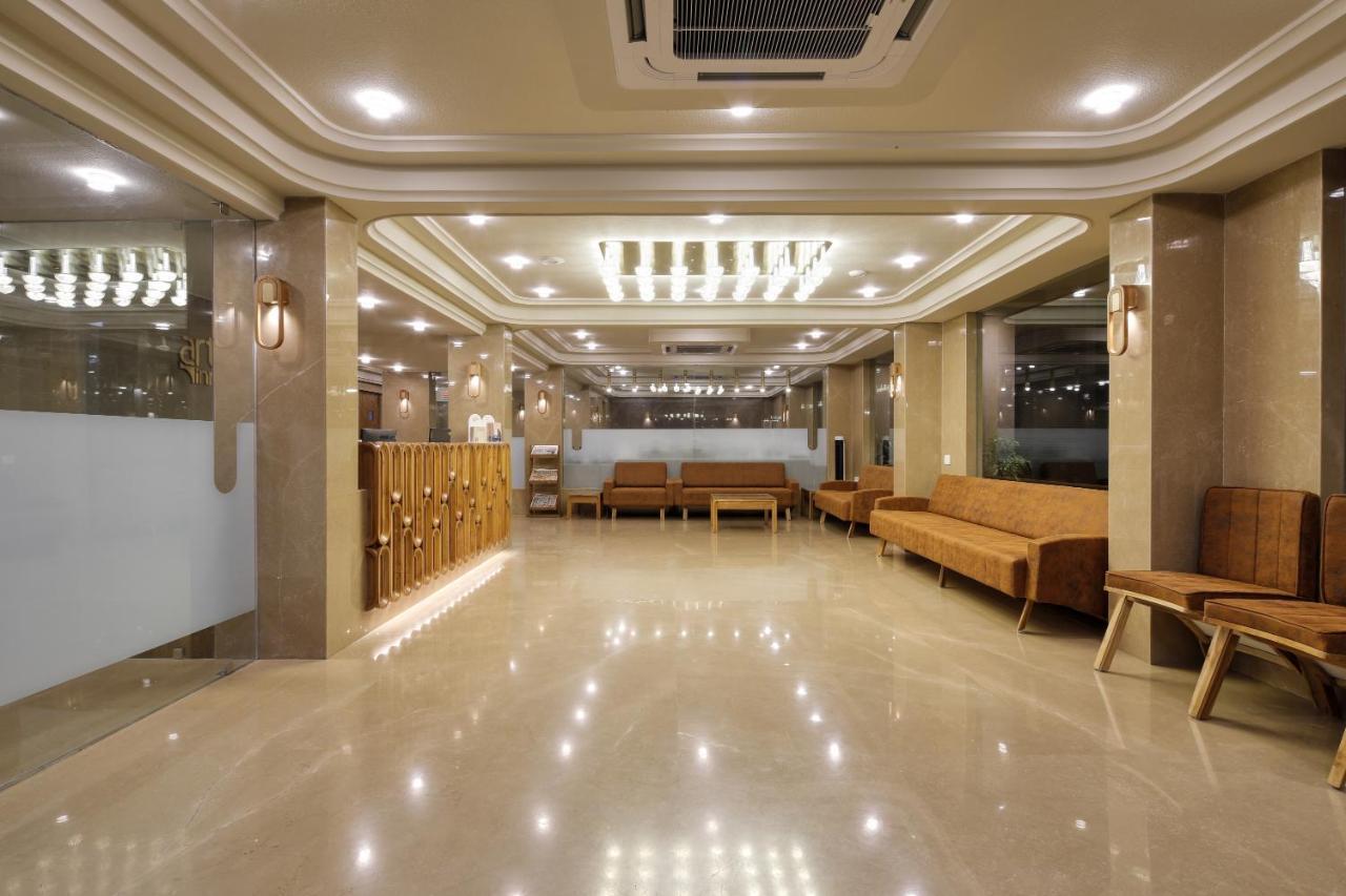 Artilla Inn Ахмедабад Екстериор снимка