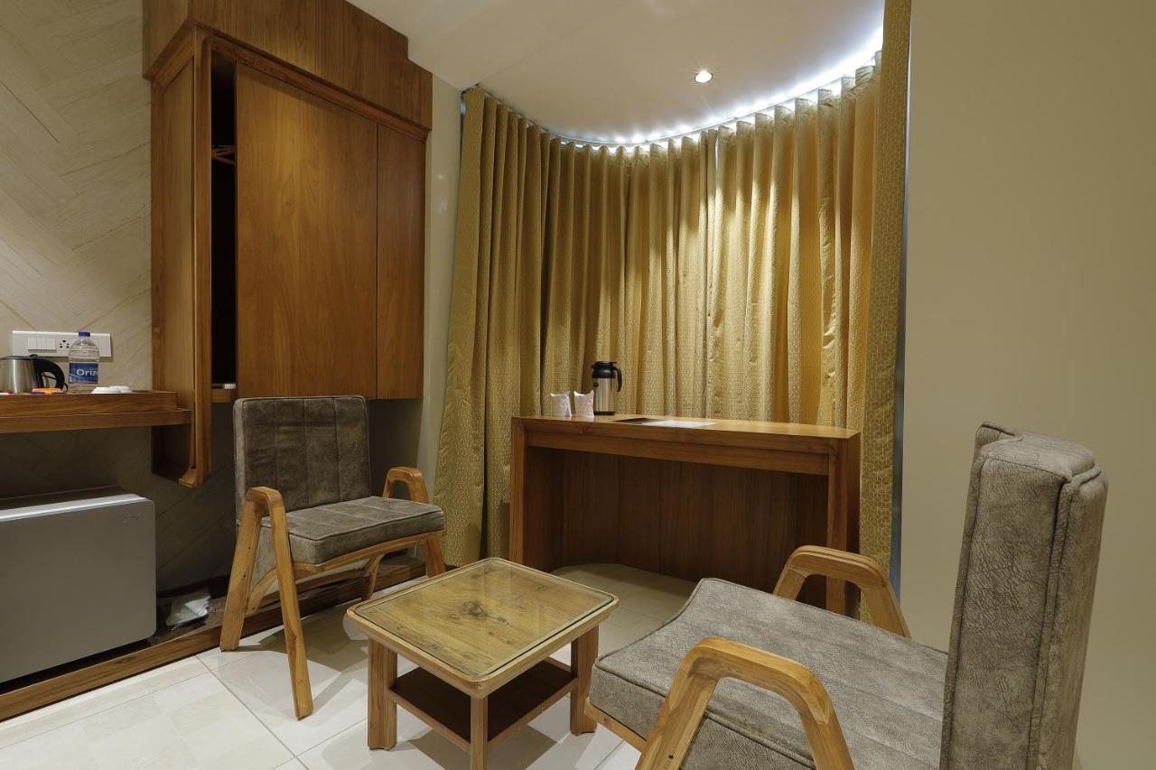 Artilla Inn Ахмедабад Екстериор снимка