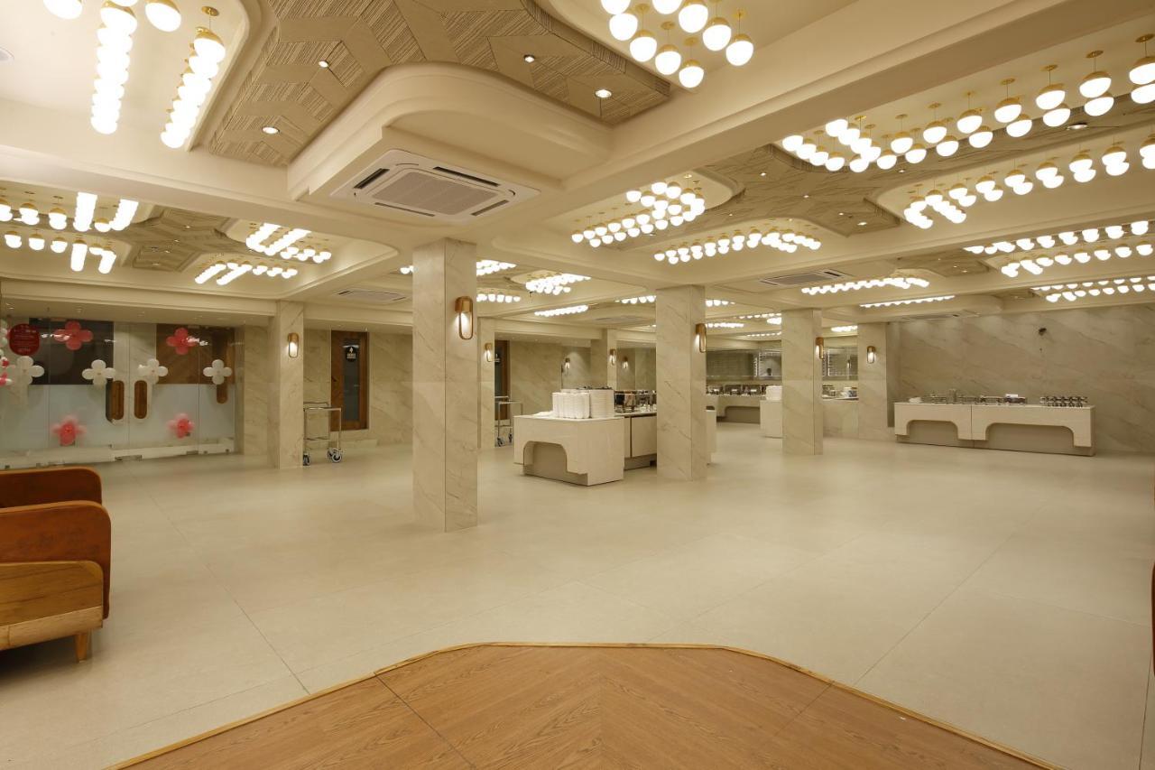 Artilla Inn Ахмедабад Екстериор снимка